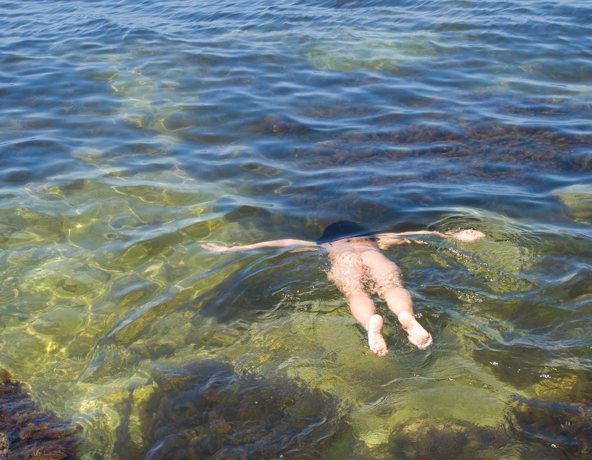 La teenager nudista della spiaggia a malapena legale si abbronza tutto il corpo
 #72247792