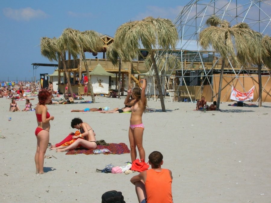 La teenager nudista della spiaggia a malapena legale si abbronza tutto il corpo
 #72247811