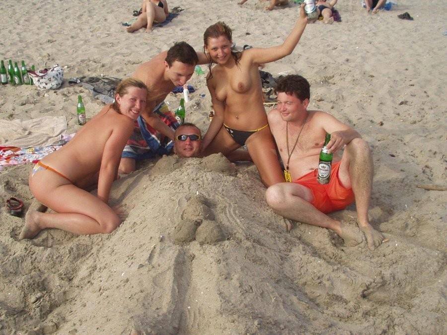 La teenager nudista della spiaggia a malapena legale si abbronza tutto il corpo
 #72247858