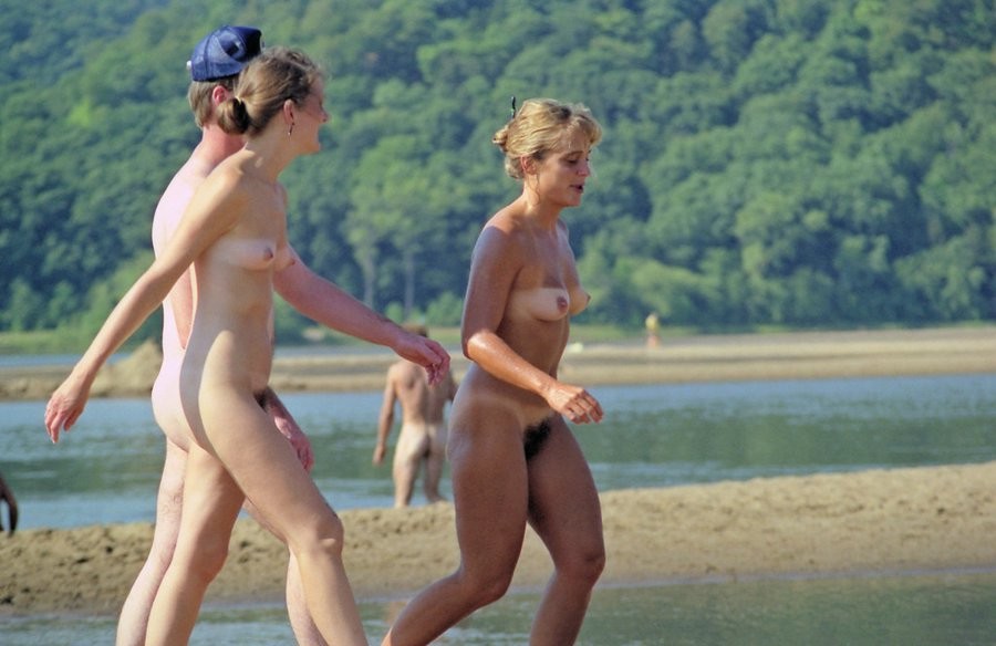 La teenager nudista della spiaggia a malapena legale si abbronza tutto il corpo
 #72247865