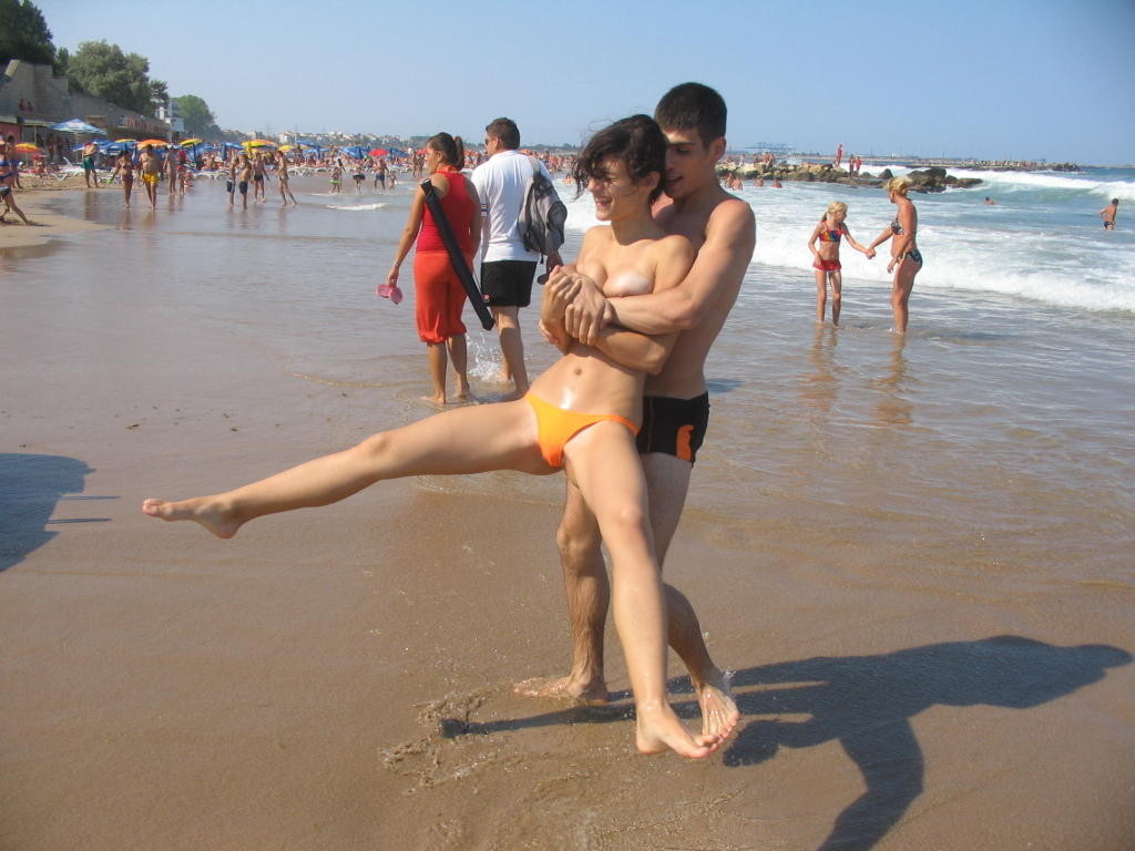 La teenager nudista della spiaggia a malapena legale si abbronza tutto il corpo
 #72247889