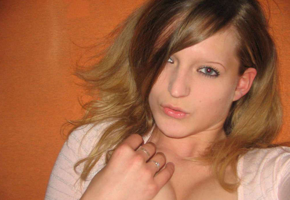 Fotos de una chica masturbándose en su cama
 #75784368