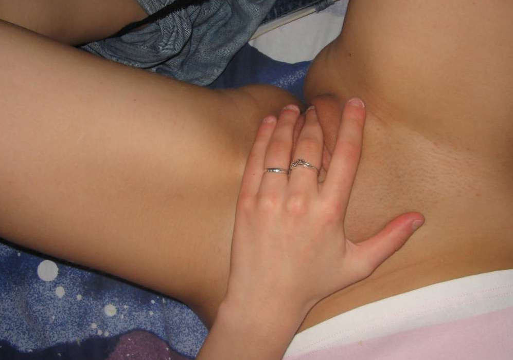 Fotos de una chica masturbándose en su cama
 #75784409