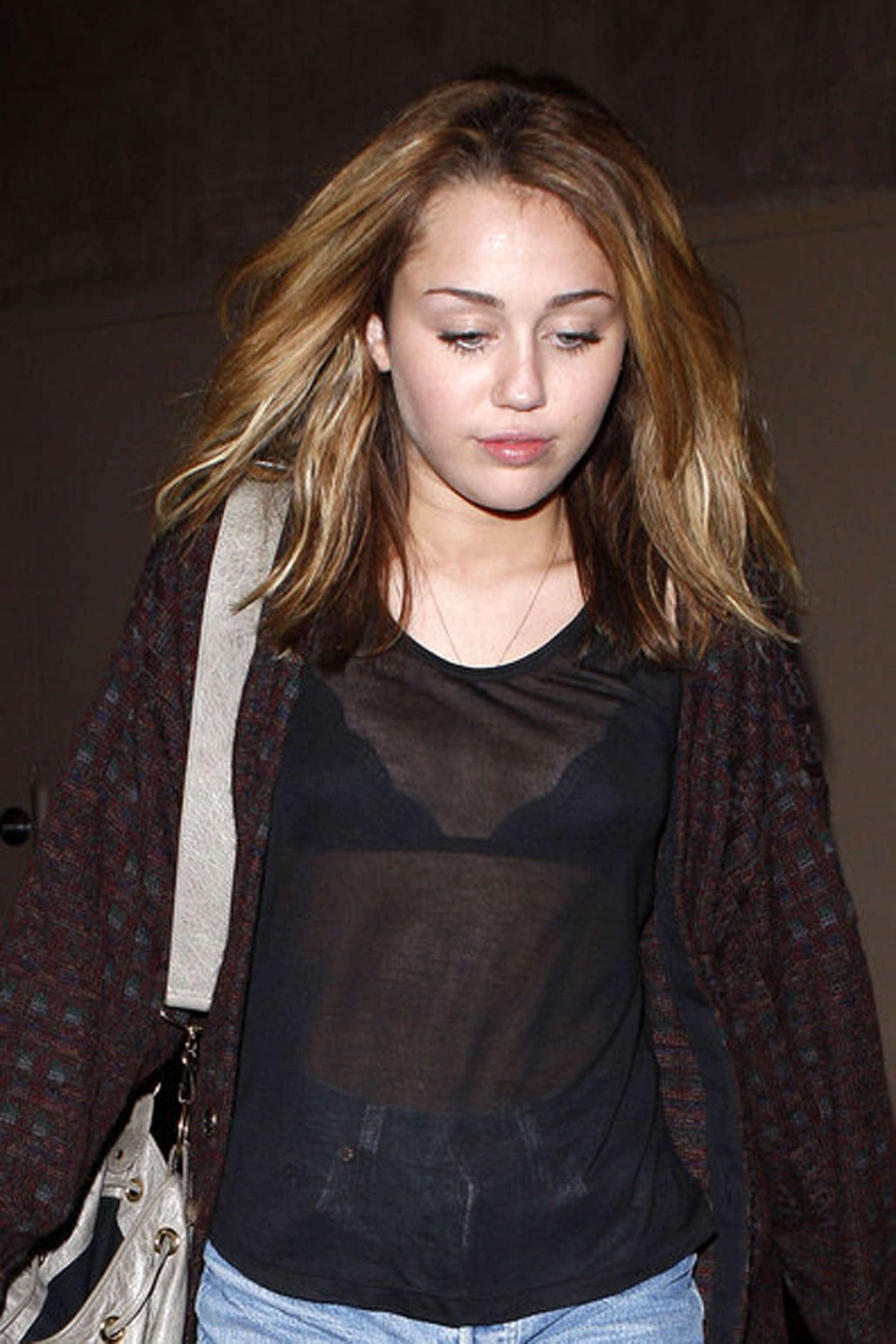 Miley Cyrusは、シースルーのシャツで彼女のクソセクシーな足と素敵なおっぱいを露出しています。
 #75333137
