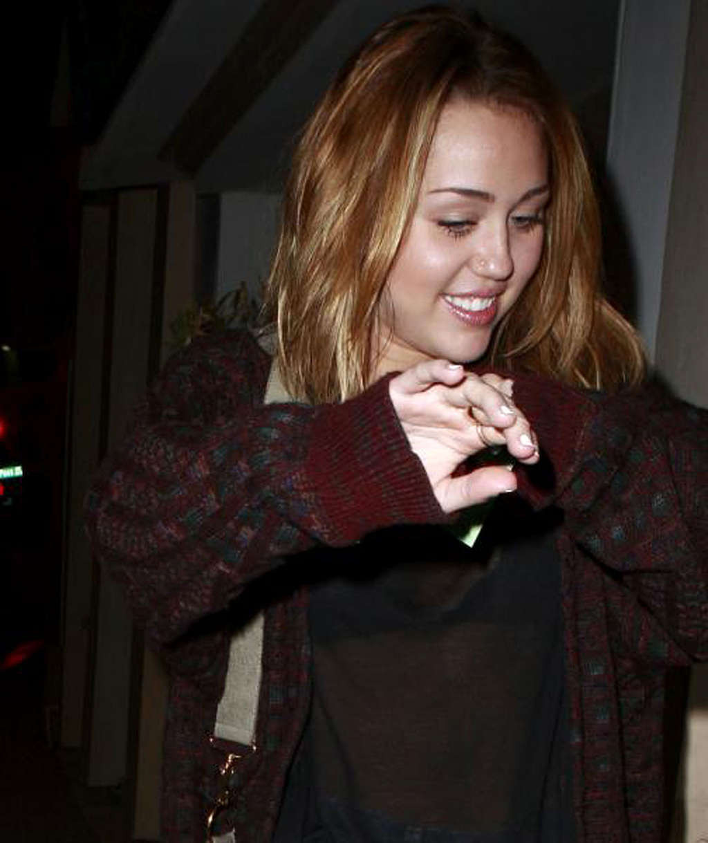 Miley Cyrusは、シースルーのシャツで彼女のクソセクシーな足と素敵なおっぱいを露出しています。
 #75333186