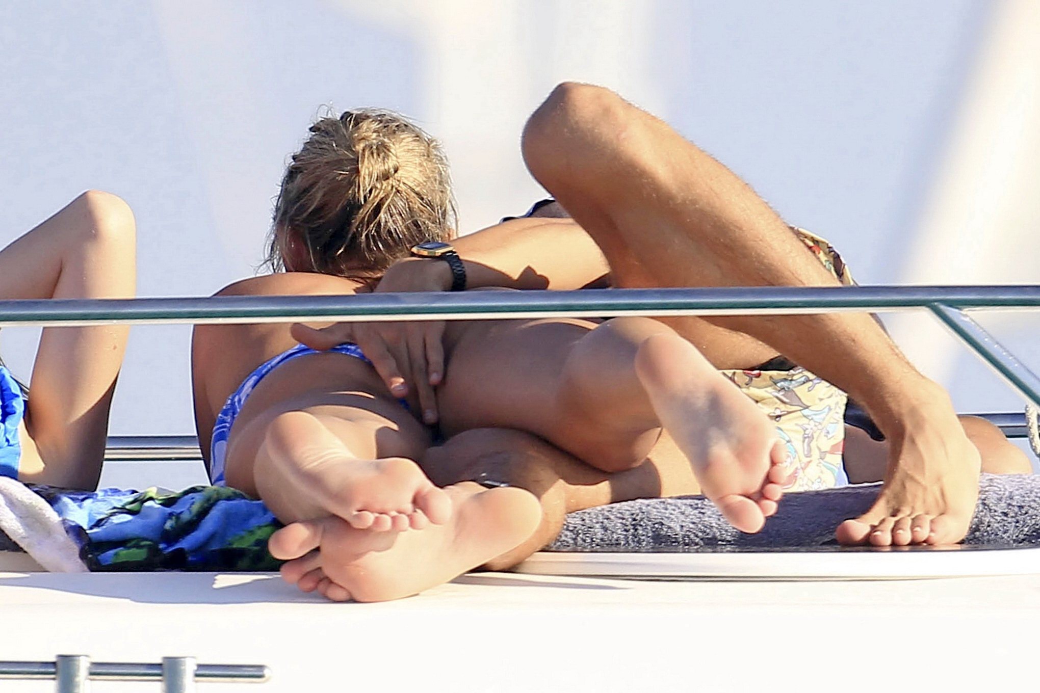 Sam faiers im Bikini wird auf einem Boot auf Ibiza betatscht
 #75247033