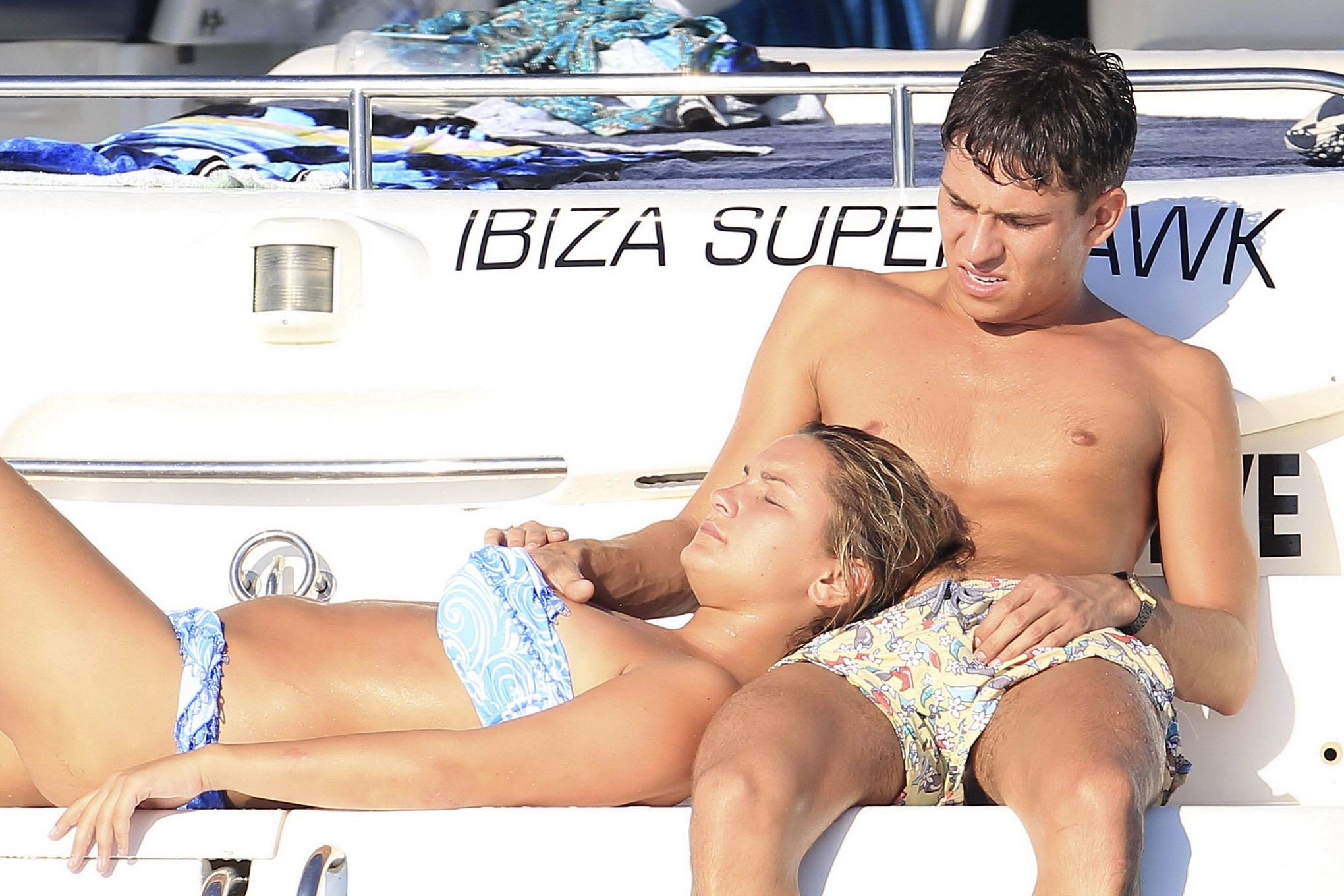 Sam faiers im Bikini wird auf einem Boot auf Ibiza betatscht
 #75247075
