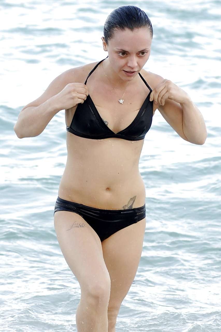 Christina ricci che mostra il suo culo e piccole tette e ballare in mini gonna
 #75283137