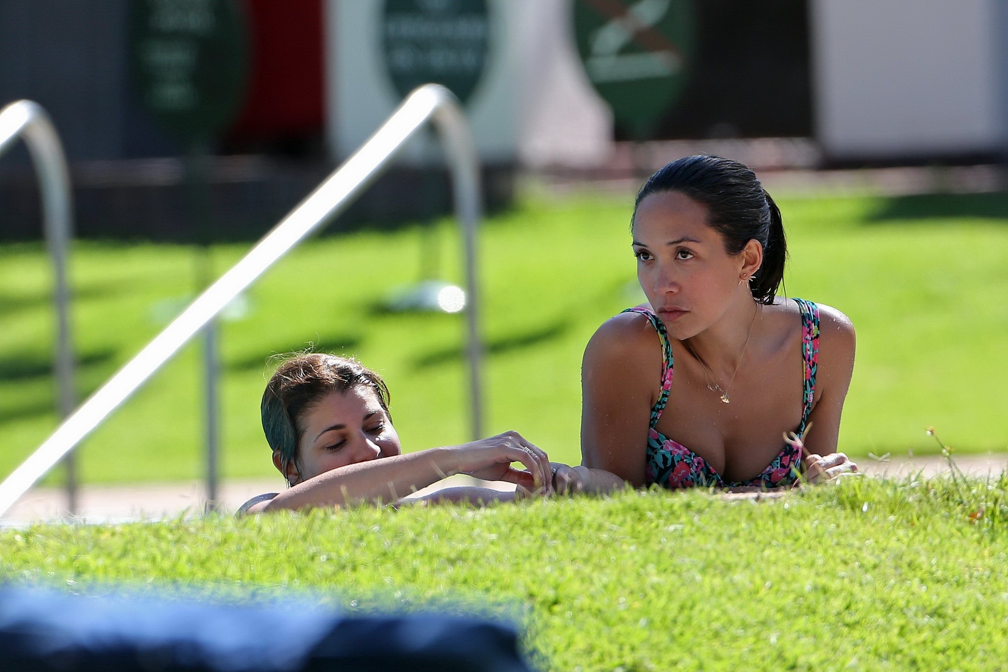 Myleene klass montre son corps sexy dans un bikini à fleurs au bord d'une piscine dans le sud de l'Australie.
 #75169214