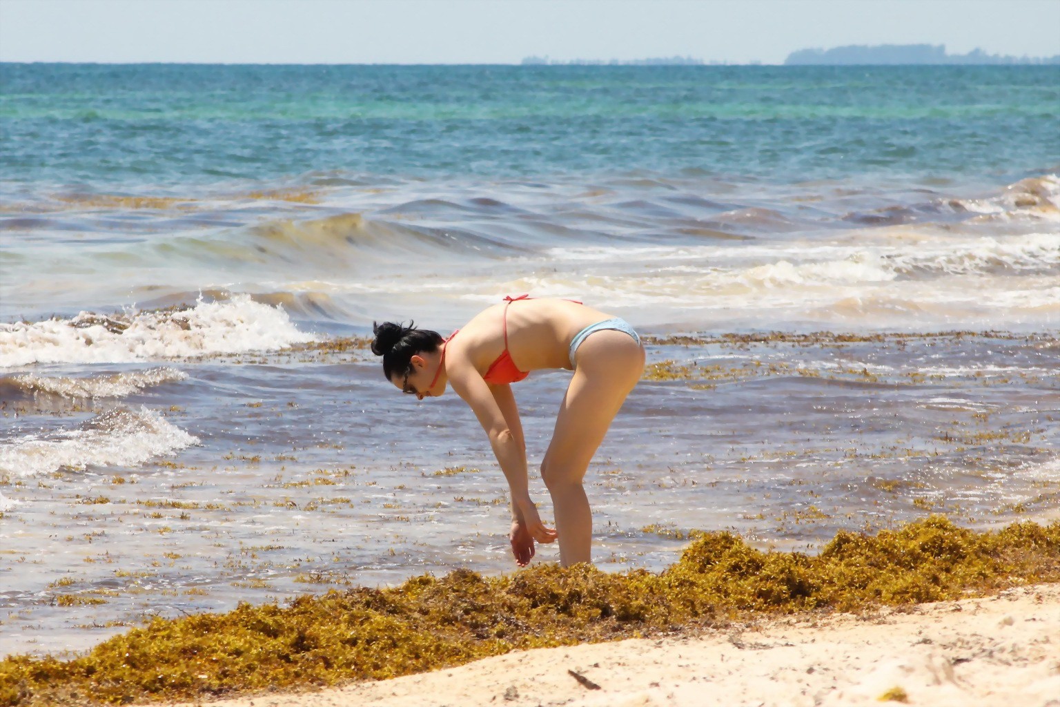 Krysten ritter mostrando pezones y culo en bikini #75152163