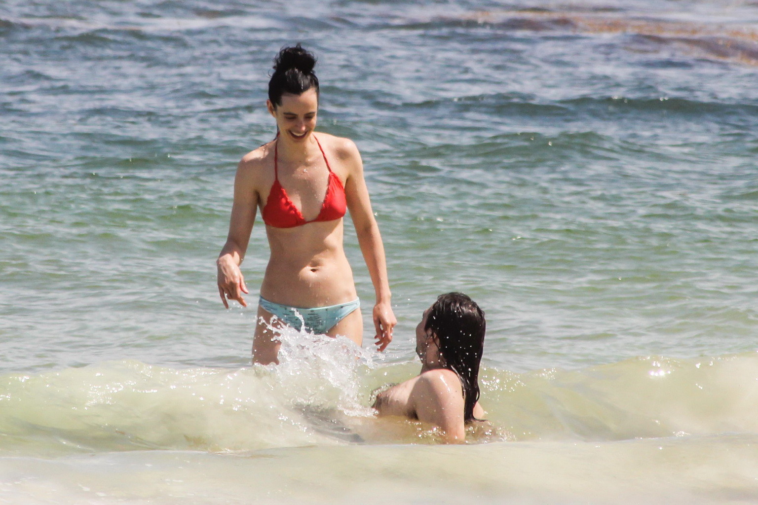 Krysten ritter mostrando pezones y culo en bikini #75152215