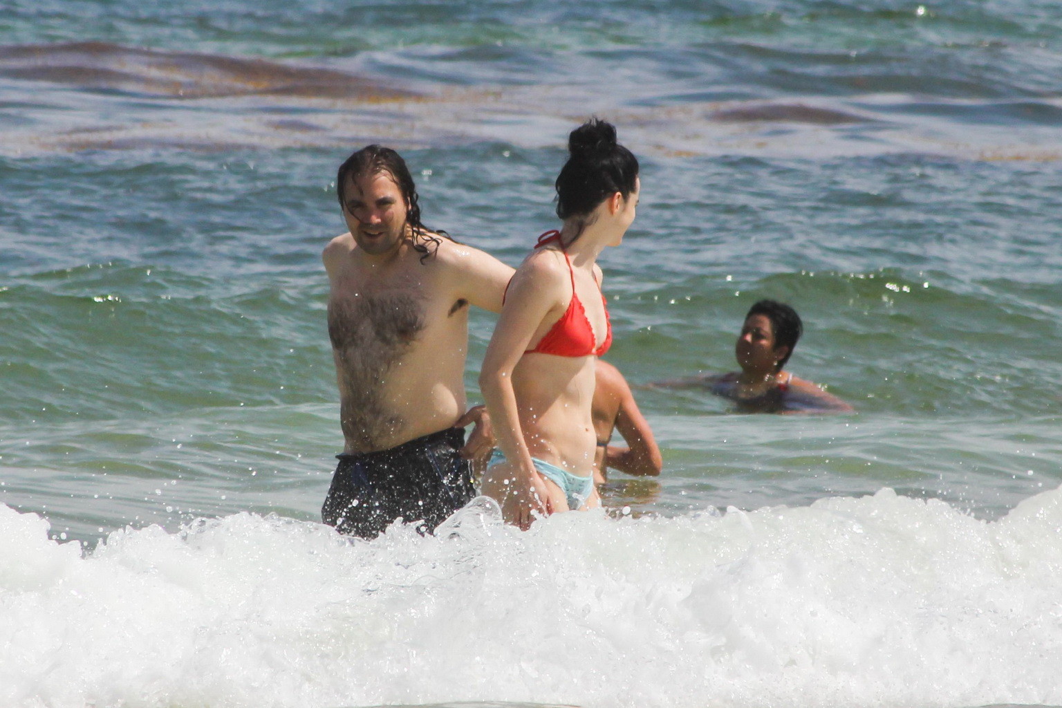 Krysten ritter mostrando pezones y culo en bikini #75152233