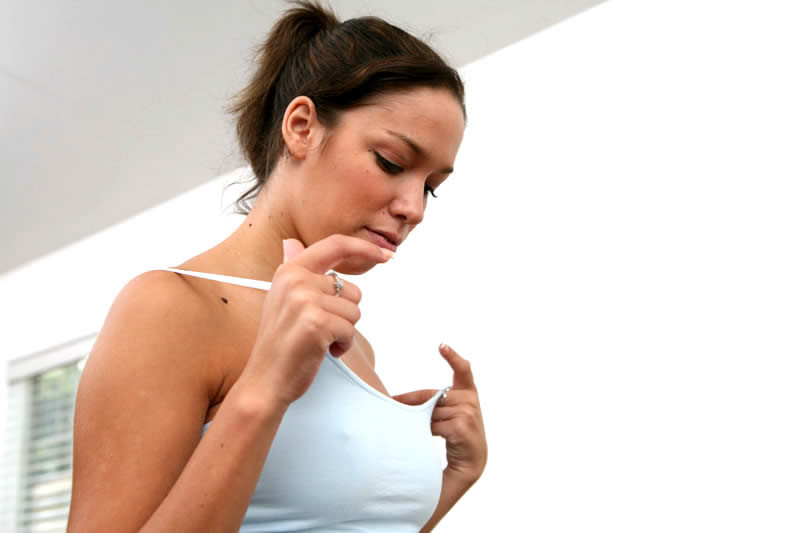 Dos chicas calientes compartiendo un hombre
 #75043401