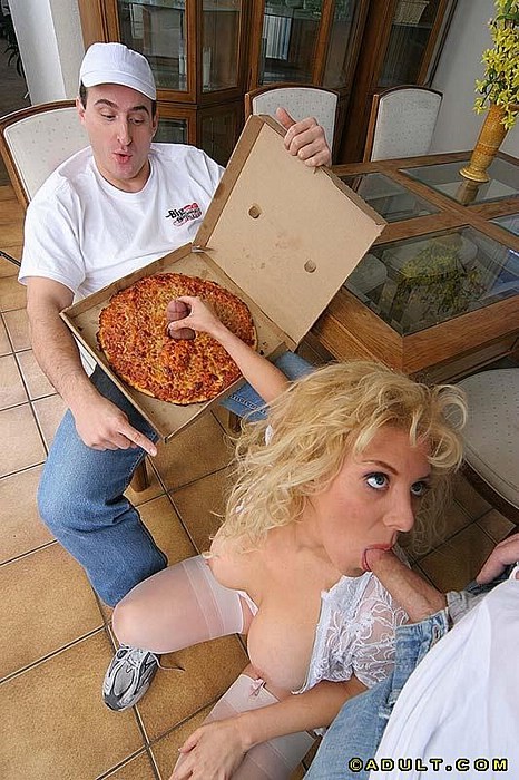 Ama de casa asiática follando con un afortunado pizzero
 #70029627