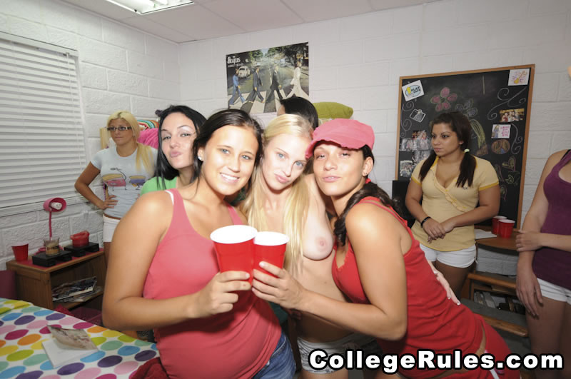 College slut sucks off two guys at once #79476314