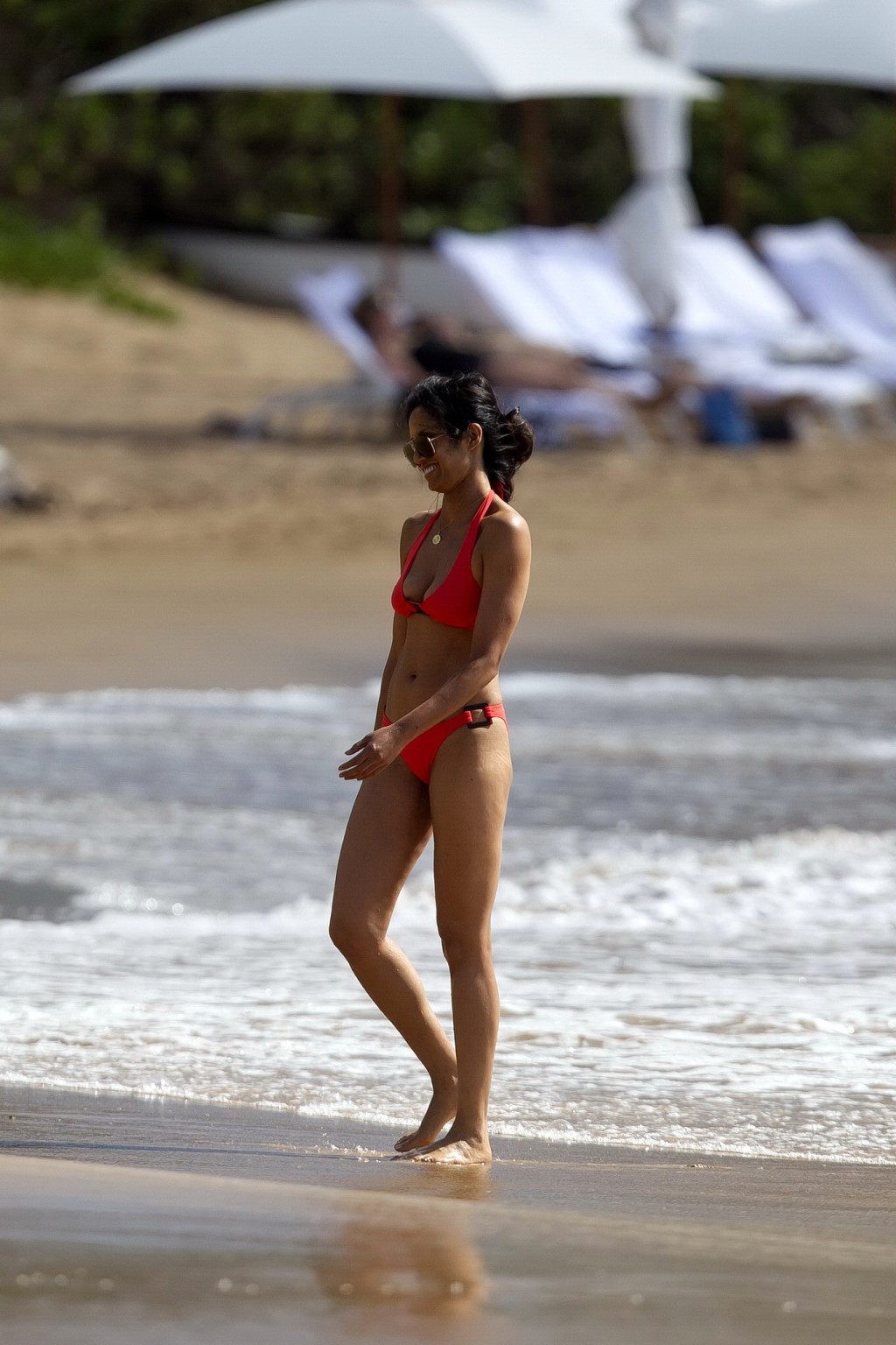 Padma Lakshmi indossa un sexy bikini rosso su una spiaggia delle Hawaii
 #75216472