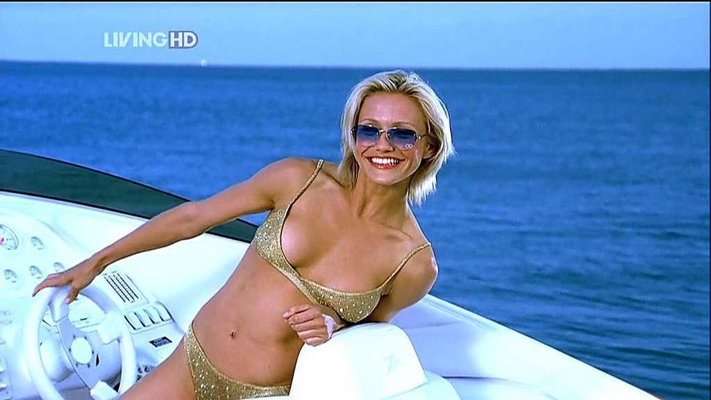 Cameron diaz muy sexy en bikini y traje de baño mojado en la película
 #75328760