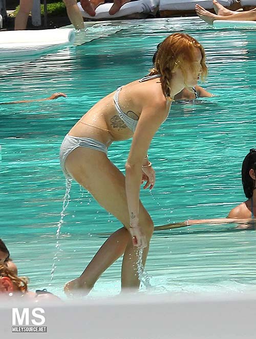Miley Cyrus che espone il suo corpo completamente nudo nella vasca da bagno
 #75255720