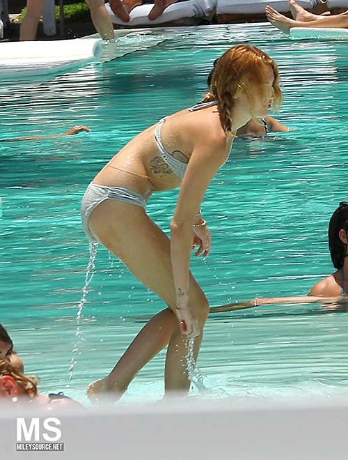 Miley Cyrus entblößt ihren völlig nackten Körper in der Badewanne
 #75255720