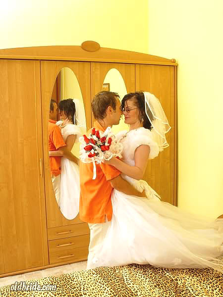 Il voulait qu'elle enfile sa robe de mariée avant de la baiser sans raison.
 #77737062