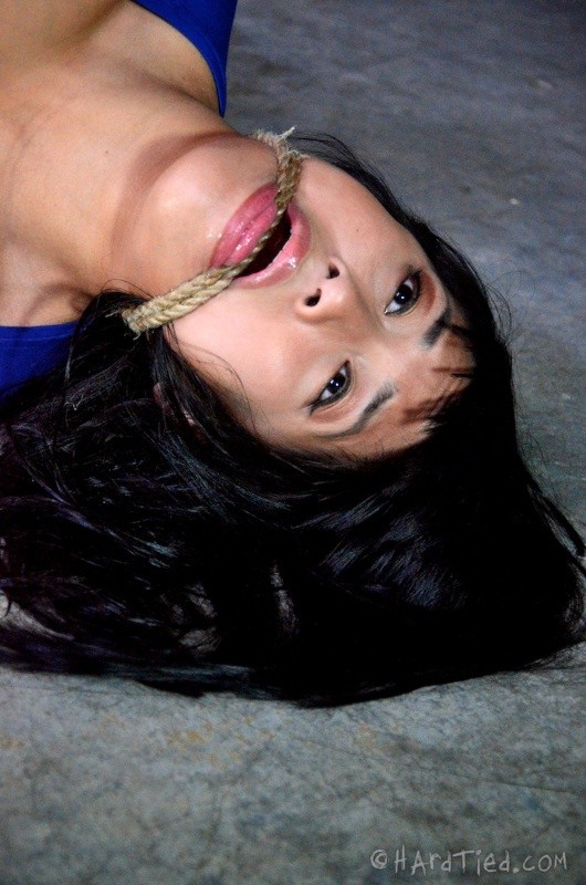 Mia li, asiatique en robe bleue, est attachée par une corde avec de la cire de bougie.
 #69819160