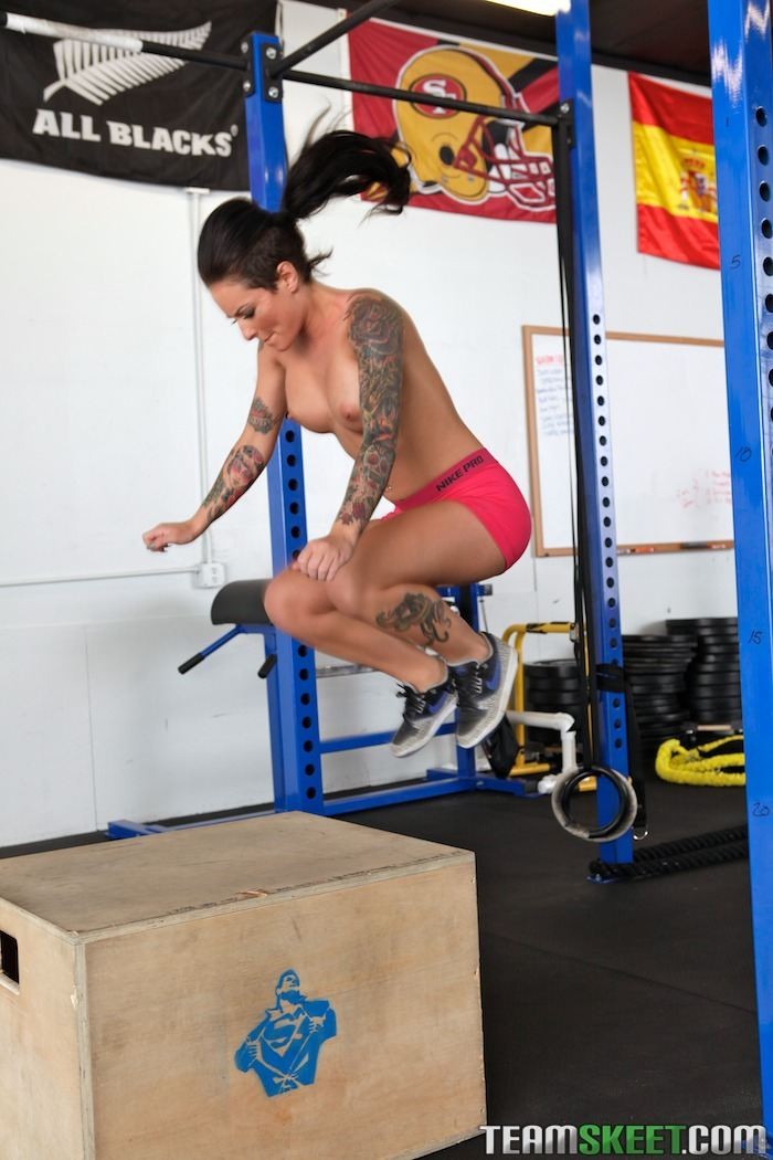 Christy mack reitet Schwanz beim Training im Fitnessstudio
 #74412684