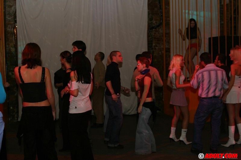 Baile local se convierte en diversión de sexo en grupo
 #76878544