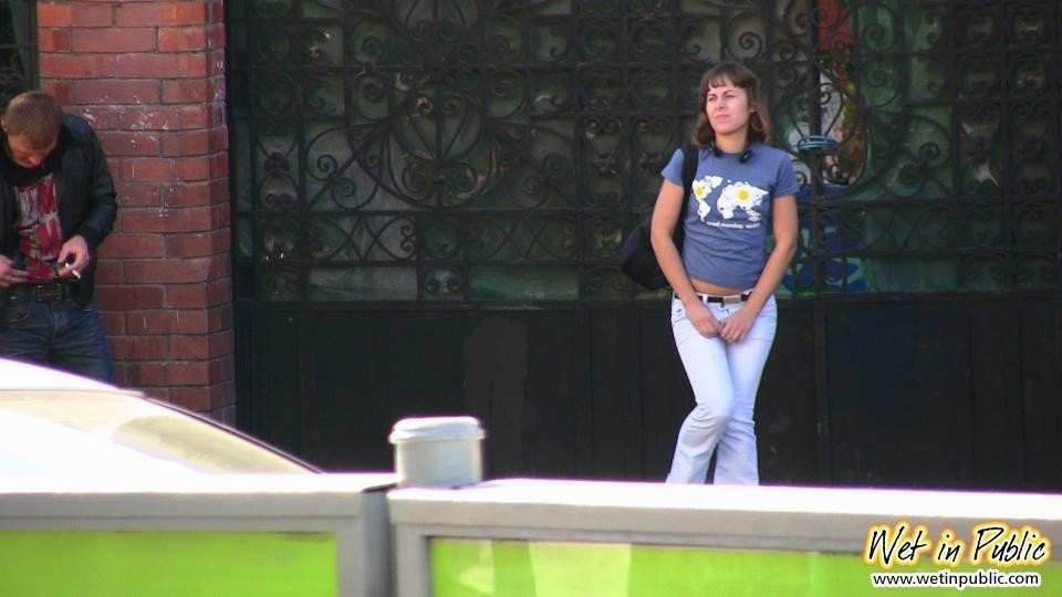 Sexy jeans ajustados de una chica de la calle se desnudan después de la repentina falta de pis
 #73244327