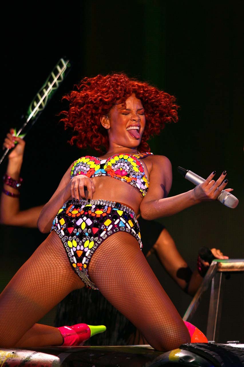 Rihanna eseguendo sul palco e mostrando cazzo corpo sexy e culo caldo
 #75299951