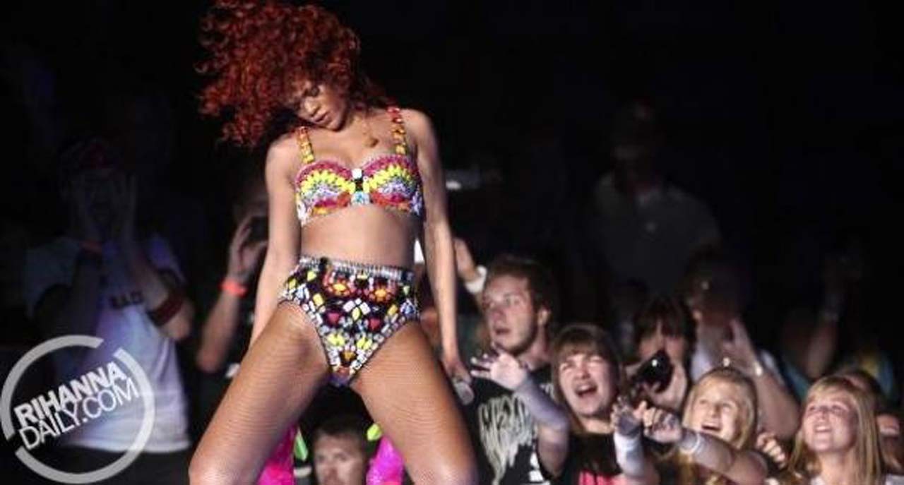 Rihanna eseguendo sul palco e mostrando cazzo corpo sexy e culo caldo
 #75299985