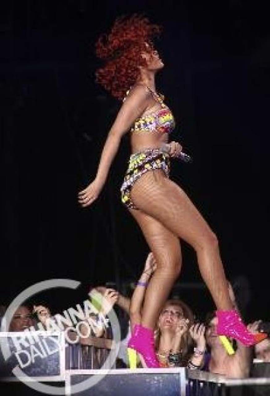 Rihanna eseguendo sul palco e mostrando cazzo corpo sexy e culo caldo
 #75299989