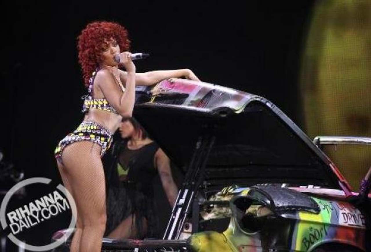 Rihanna performing on stage and showing fucking sexy body and hot ass #75299994