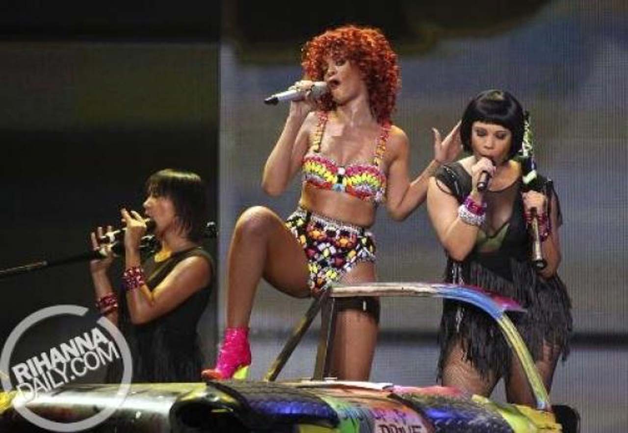 Rihanna eseguendo sul palco e mostrando cazzo corpo sexy e culo caldo
 #75299999