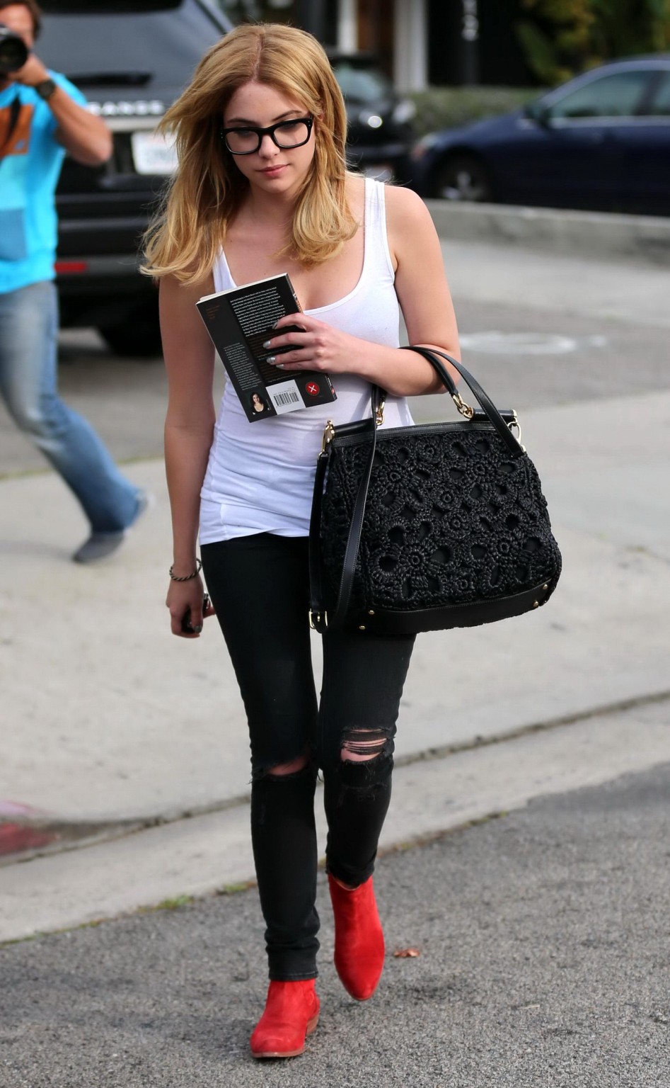Ashley benson porte un soutien-gorge transparent à la sortie d'un salon de coiffure à west hollywood
 #75237626