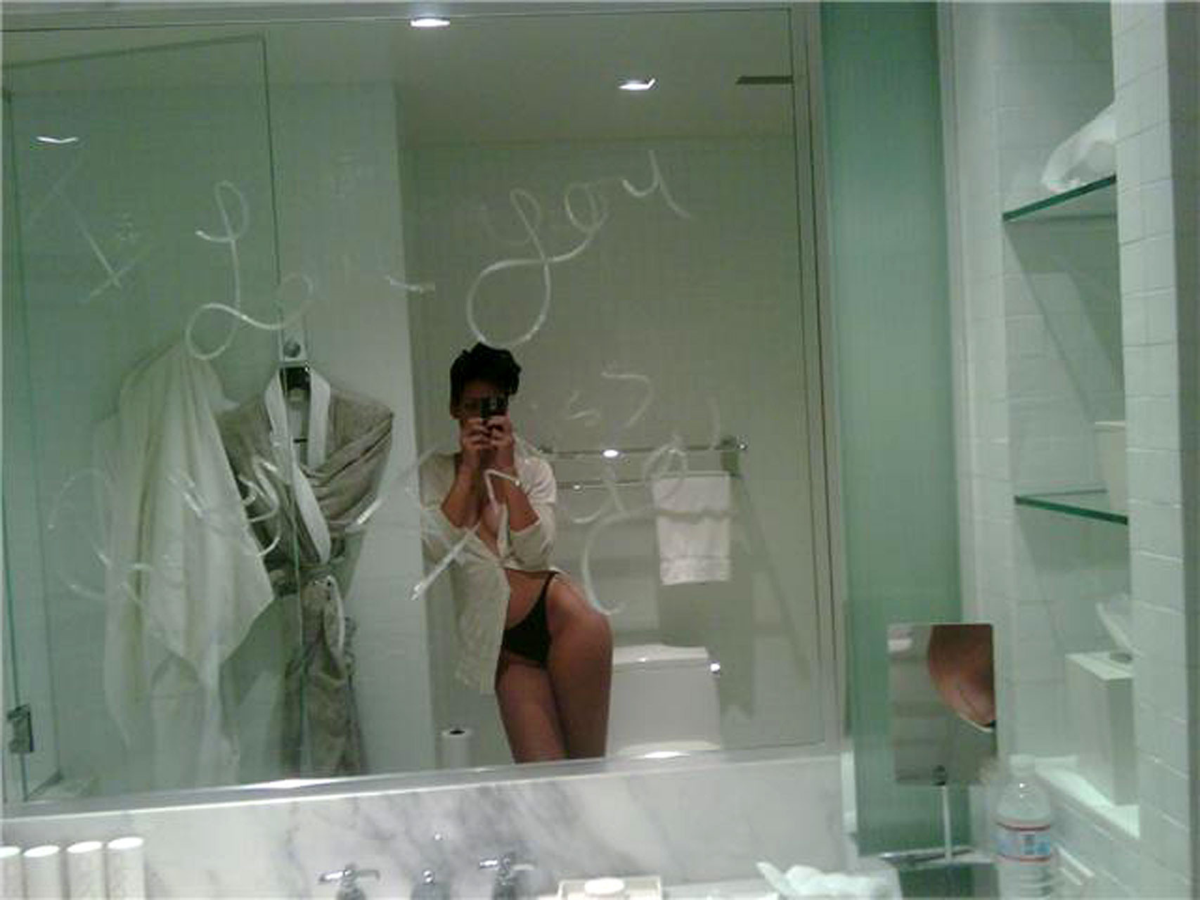 Rihanna che mostra il suo corpo nudo e il suo culo sexy in perizoma
 #75374058