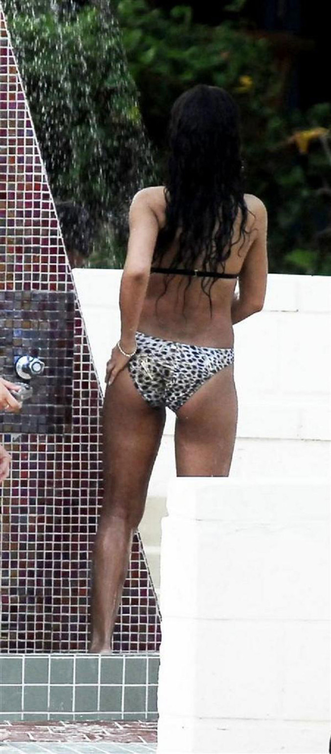 Rihanna che mostra il suo corpo nudo e il suo culo sexy in perizoma
 #75374089