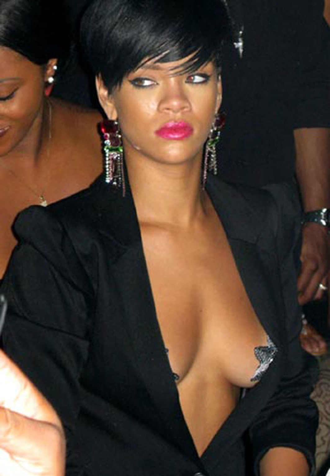 Rihanna che mostra il suo corpo nudo e il suo culo sexy in perizoma
 #75374095