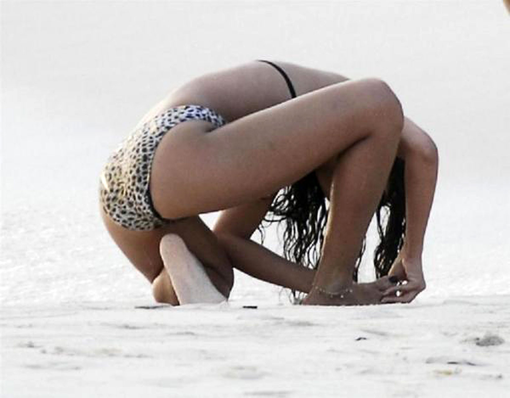 Rihanna che mostra il suo corpo nudo e il suo culo sexy in perizoma
 #75374106