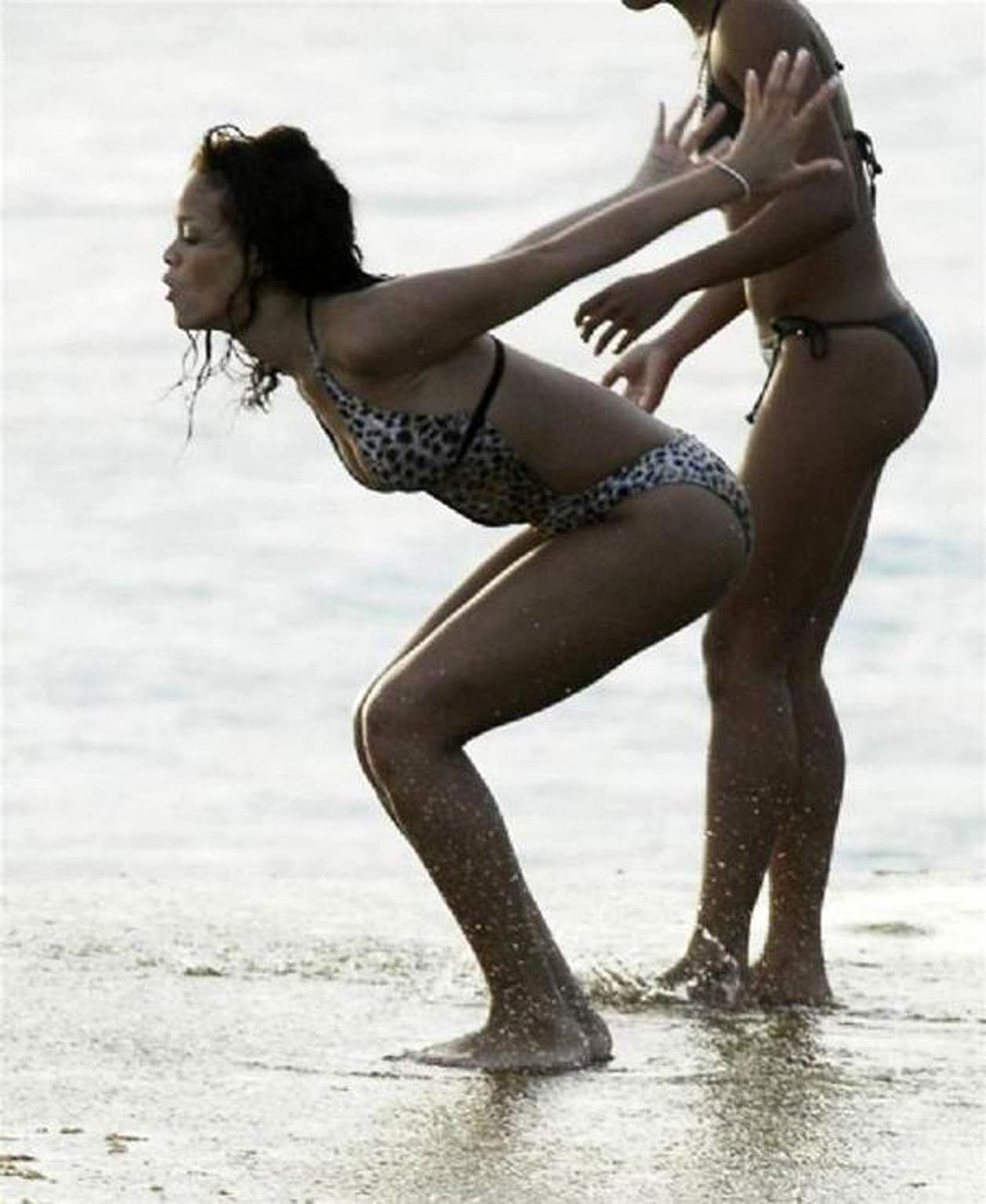 Rihanna mostrando su cuerpo desnudo y su culo sexy en tanga
 #75374118