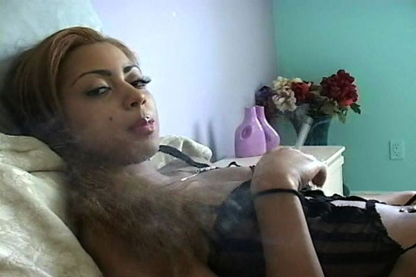 Une jolie fille afro-américaine exhibe son corps sexy en savourant les bouffées d'une cigarette.
 #68266867