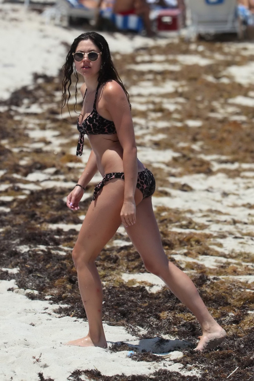 Eliza doolittle zeigt ihren perfekten Arsch in einem Leopardenmuster-Bikini am Strand i
 #75194305