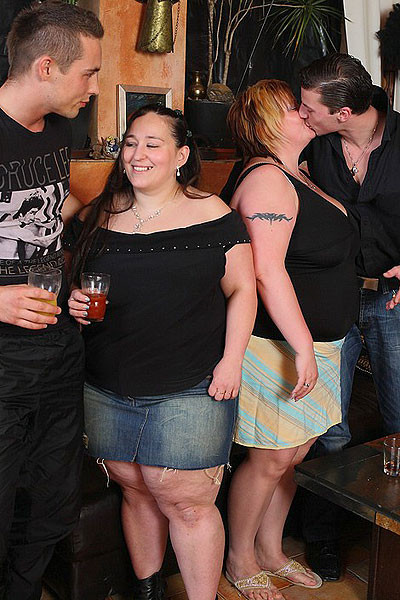 Nachdem die geile fette Tussi ihm einen Blowjob gibt, fickt er sie hart, bevor er abspritzt
 #71484539