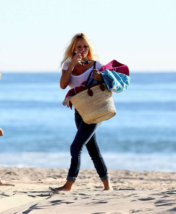 Berühmtheit Pamela Anderson zeigt ihre großen Brüste
 #75403387