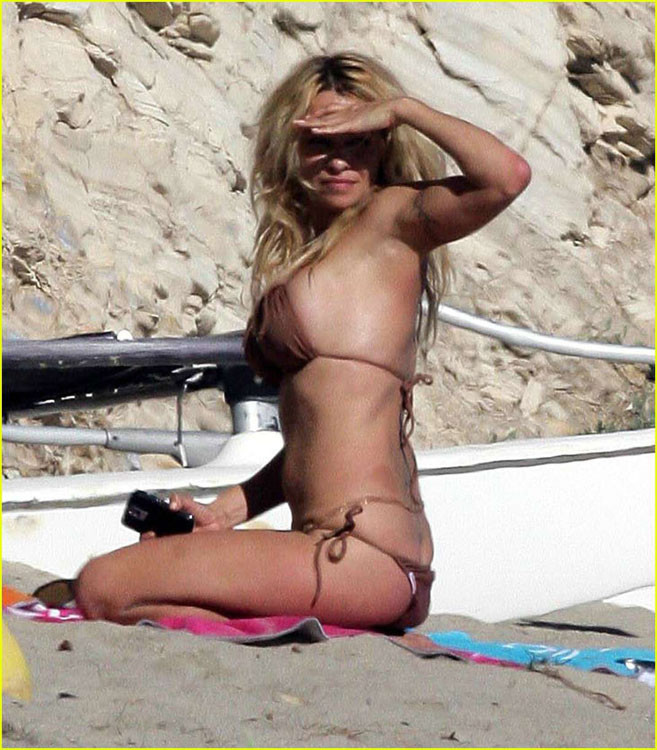 Celebrity Pamela Anderson showing her great big boobs #75403425