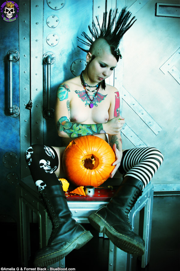 Punk tatuado joven tara toxic halloween
 #74615344