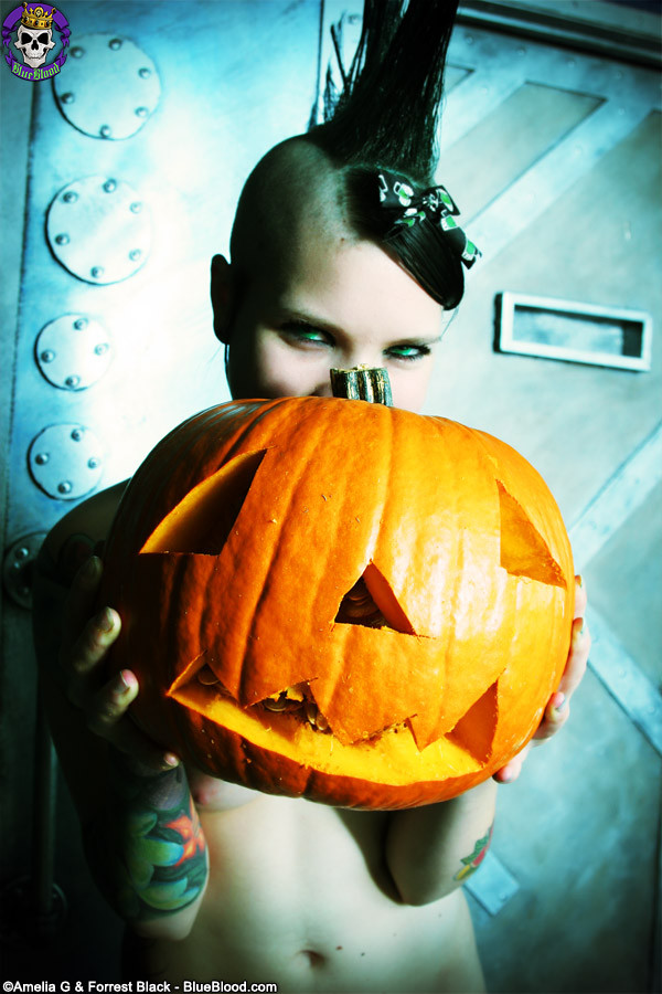 Punk tatuado joven tara toxic halloween
 #74615427
