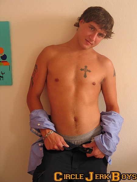 Lindo jovencito con un tatuaje deja que su polla cuelgue
 #77002670