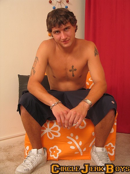 Lindo jovencito con un tatuaje deja que su polla cuelgue
 #77002683