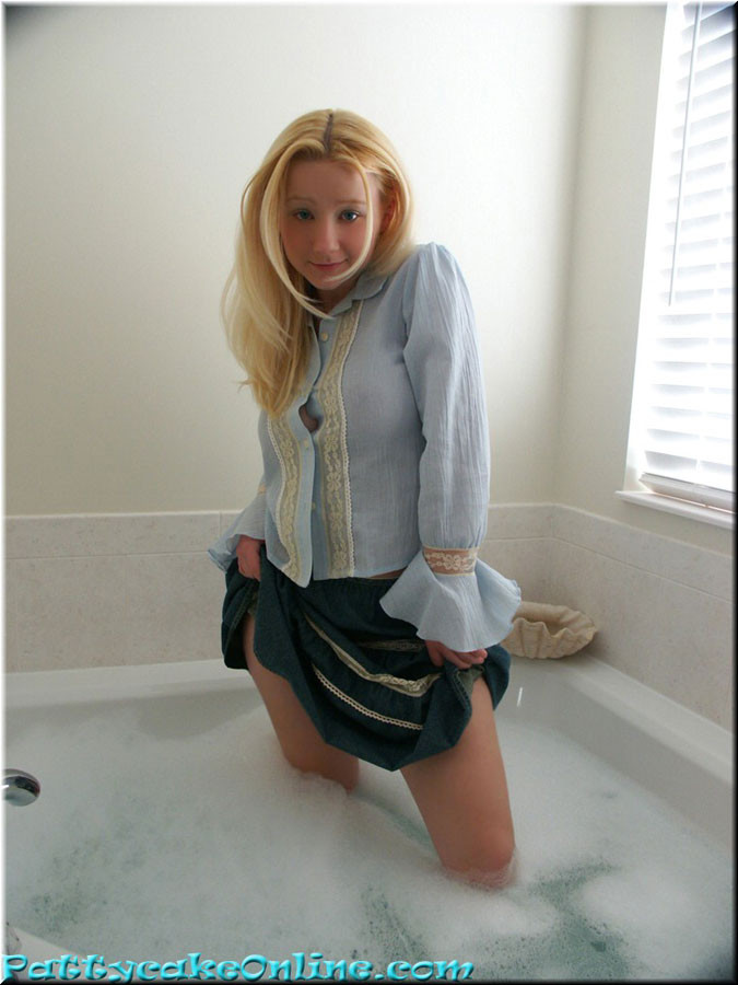Vollbusiges blondes Mädchen mit blauen Augen nimmt ein Bad
 #74022062