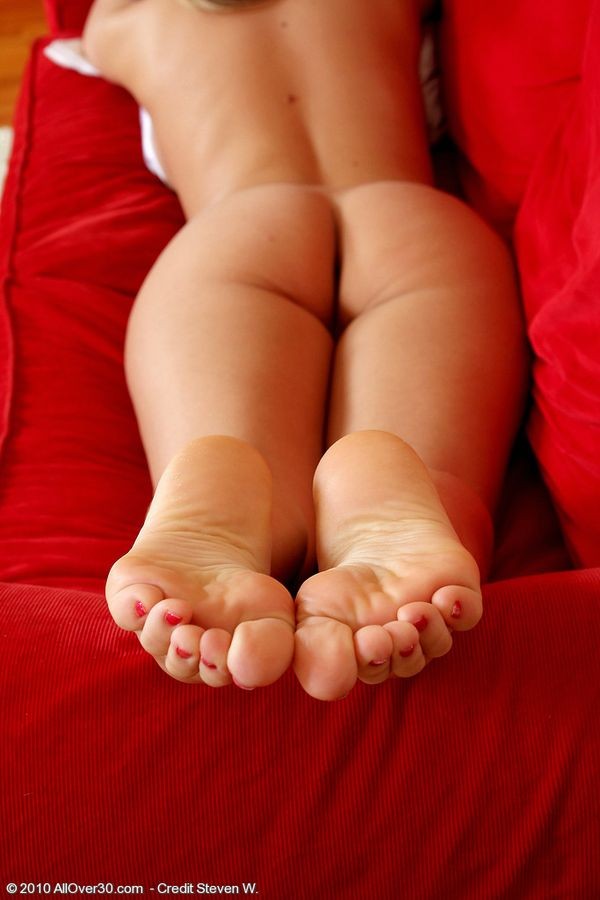 Sexy Milf stellt ihre hübschen Füße und rasierte Muschi zur Schau
 #76476939